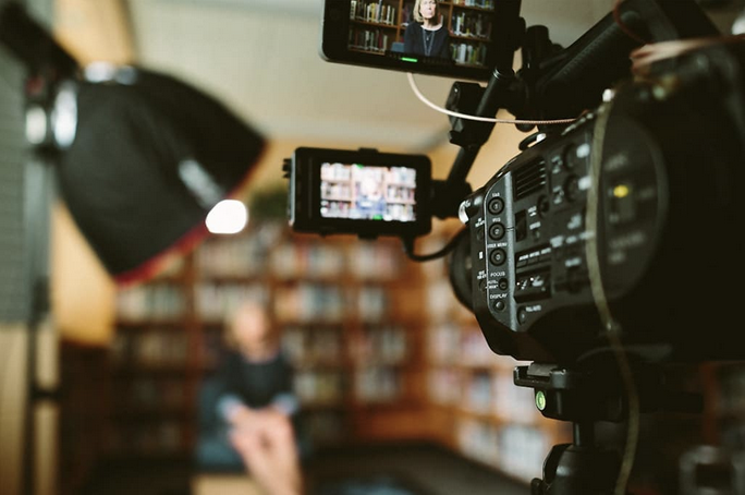 Videotechnik für hybride Events mit Kamera und Beleuchtung